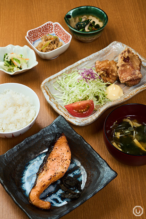 新宿にある定食店、大かまど飯 寅福の定食