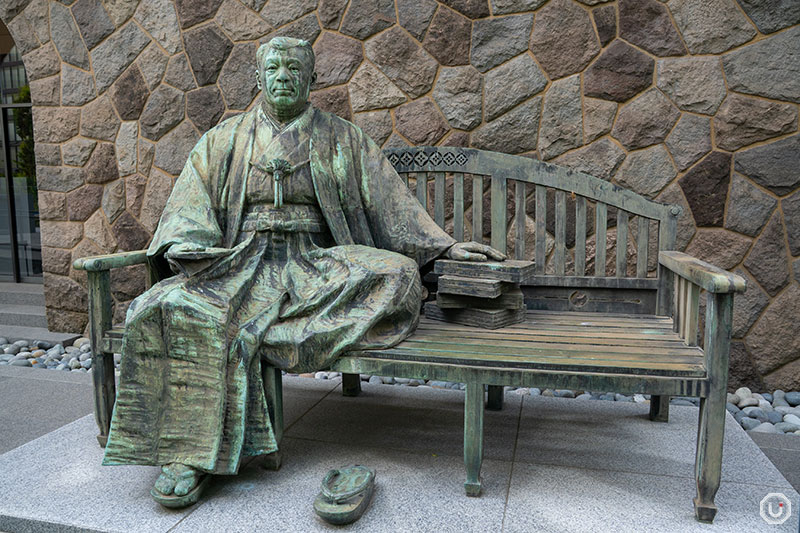 Bronze statue of Okura Kihachirō